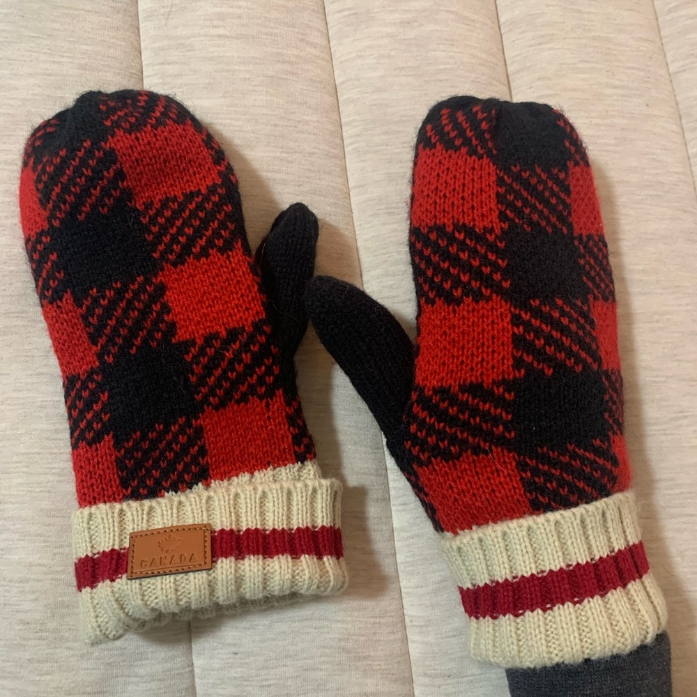 Canada plaid mittens